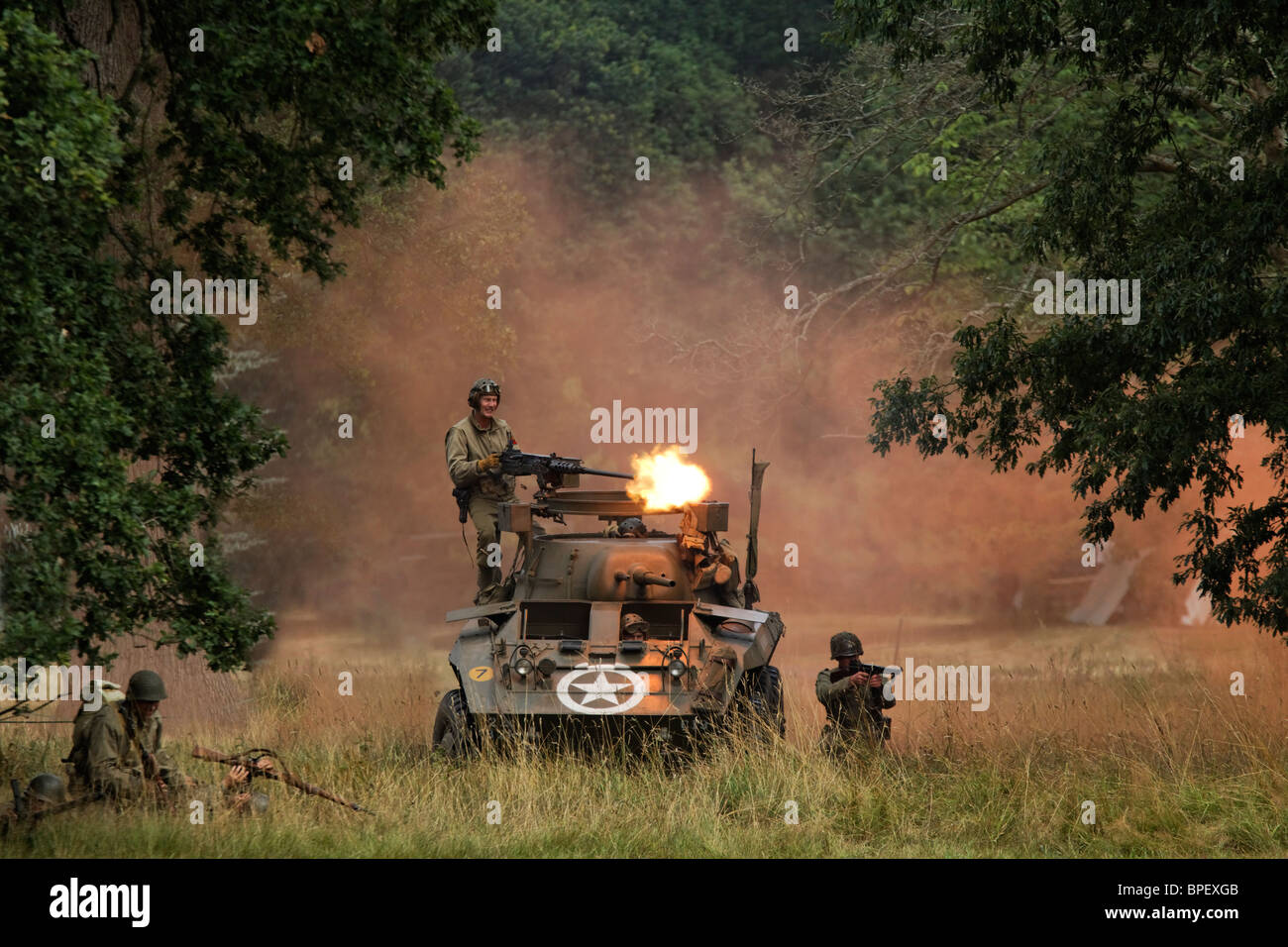Ford voiture blindée M8 Greyhound. Monté sur tourelle mitrailleuse de calibre 50 - tirer. Accompagnée d'infanterie légère. Orange flare smoke Banque D'Images