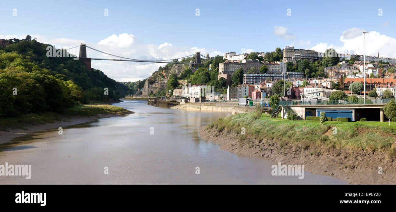 Vue panoramique sur le pont suspendu de Clifton sur la rivière Avon de Cumberland Basin montrant de condensats chauds & Royal York Crescent Banque D'Images
