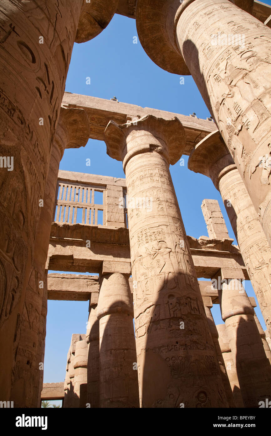 Grande Colonnade colonnes - Temple de Karnak Banque D'Images