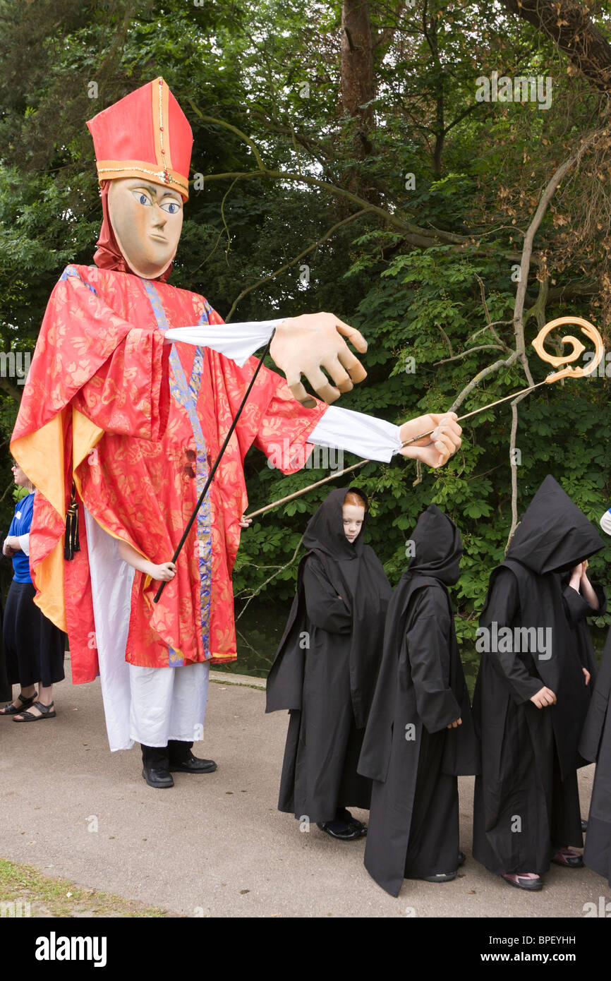 Marionnettes géantes de l'évêque de St Albans avec jeunes enfants habillés en moines à Albantide parade, St Albans, Royaume-Uni 2010 Banque D'Images