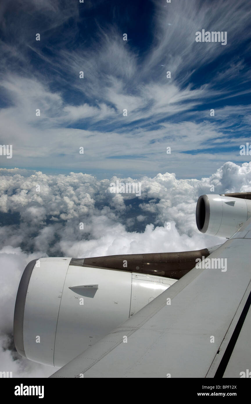 Appareil vole à travers les nuages Les nuages de tempête comme formations augmenter. Banque D'Images