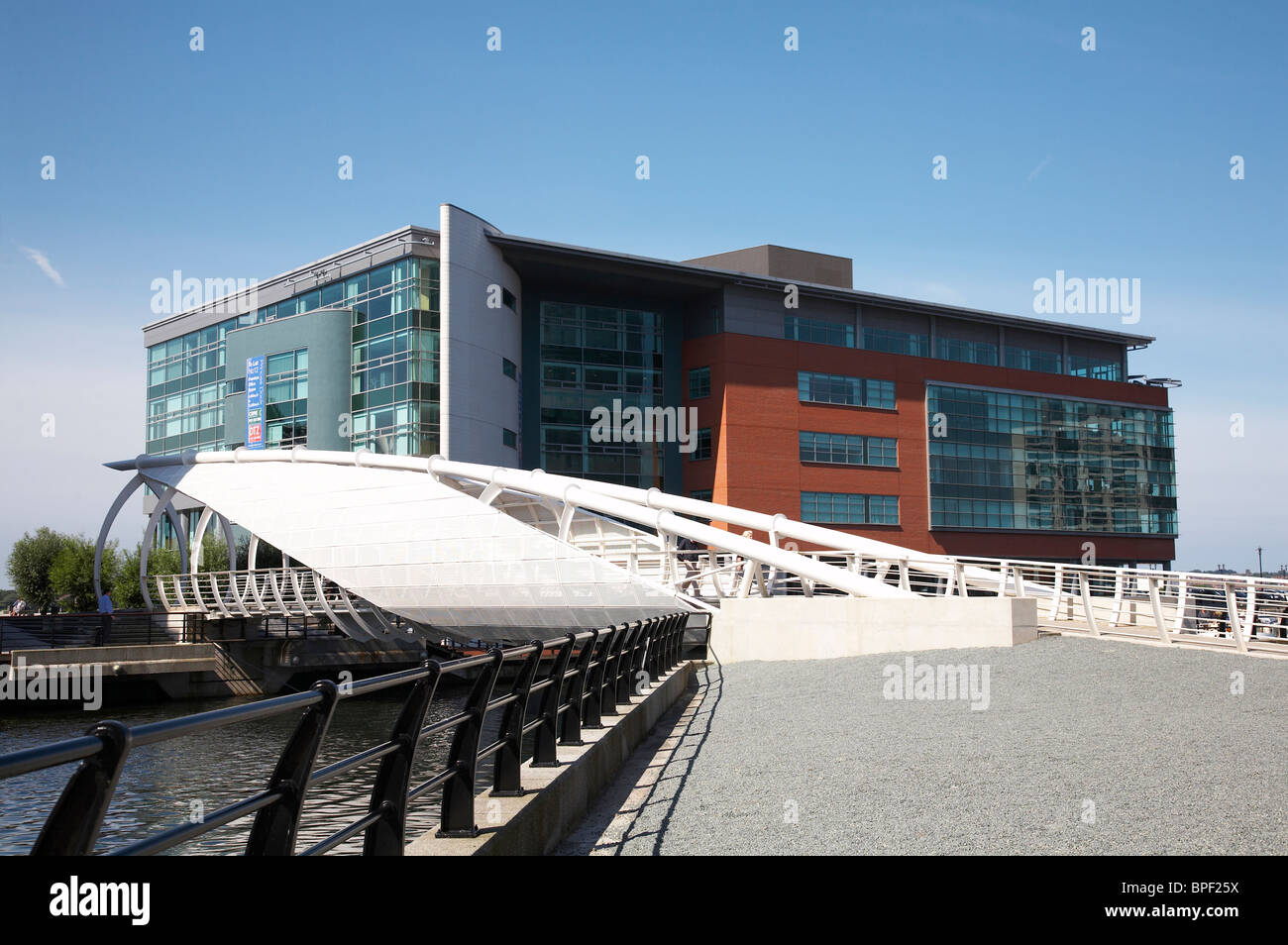 Princess Dock bridge et Charity Commision building à Liverpool UK Banque D'Images