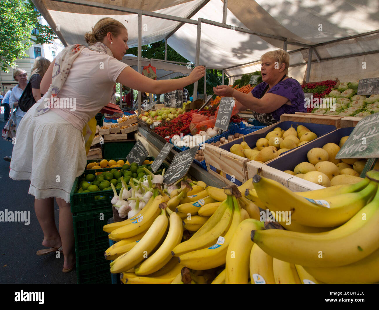 Étal de fruits au marché du week-end à Kollwitzplatz à Prenzlauer Berg à Berlin, Allemagne Banque D'Images