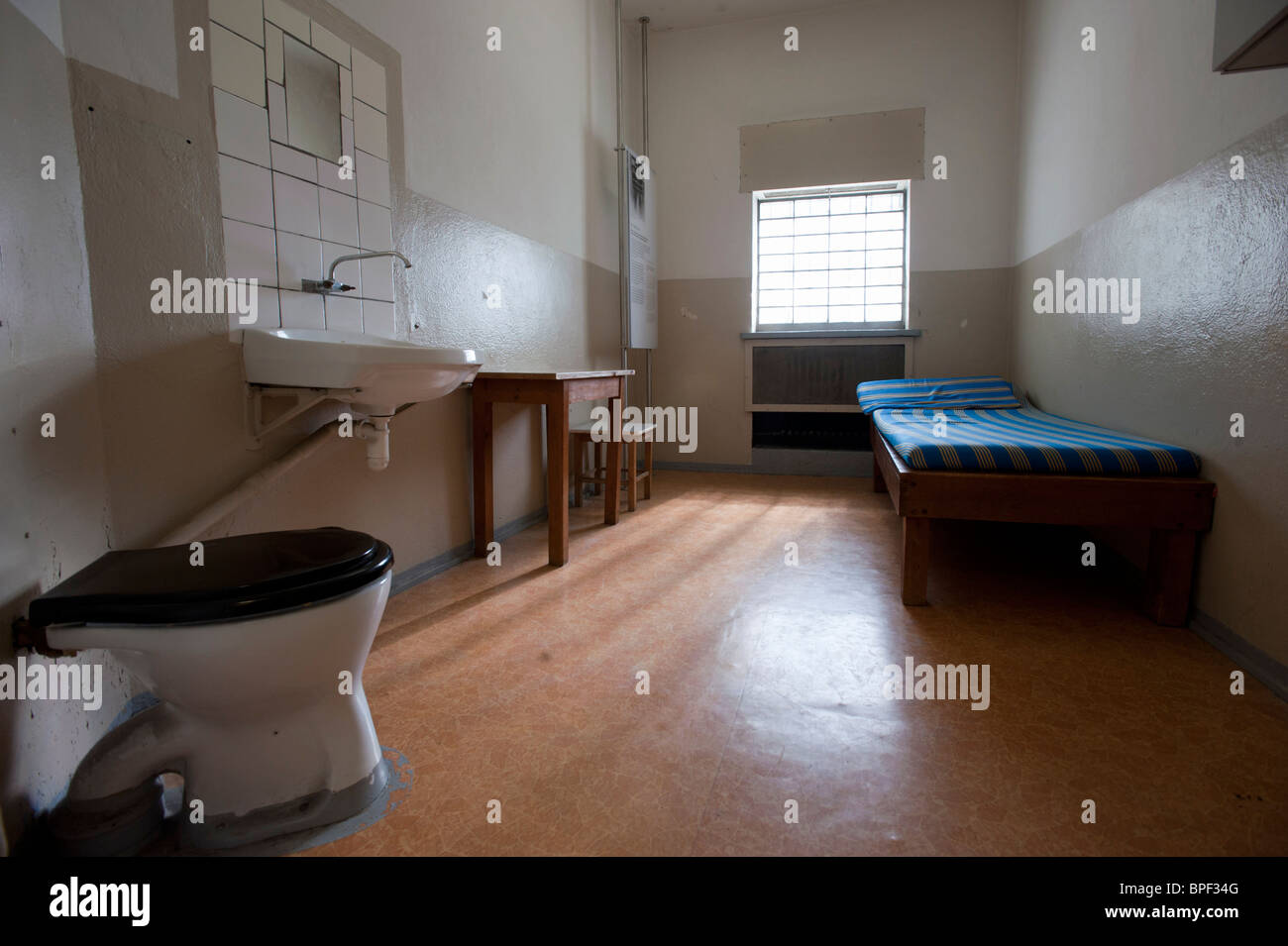 Est-allemands à l'intérieur de la cellule secrète de la police de sécurité de l'état ou à la prison de la STASI à Berlin Hohenschönhausen Allemagne Banque D'Images