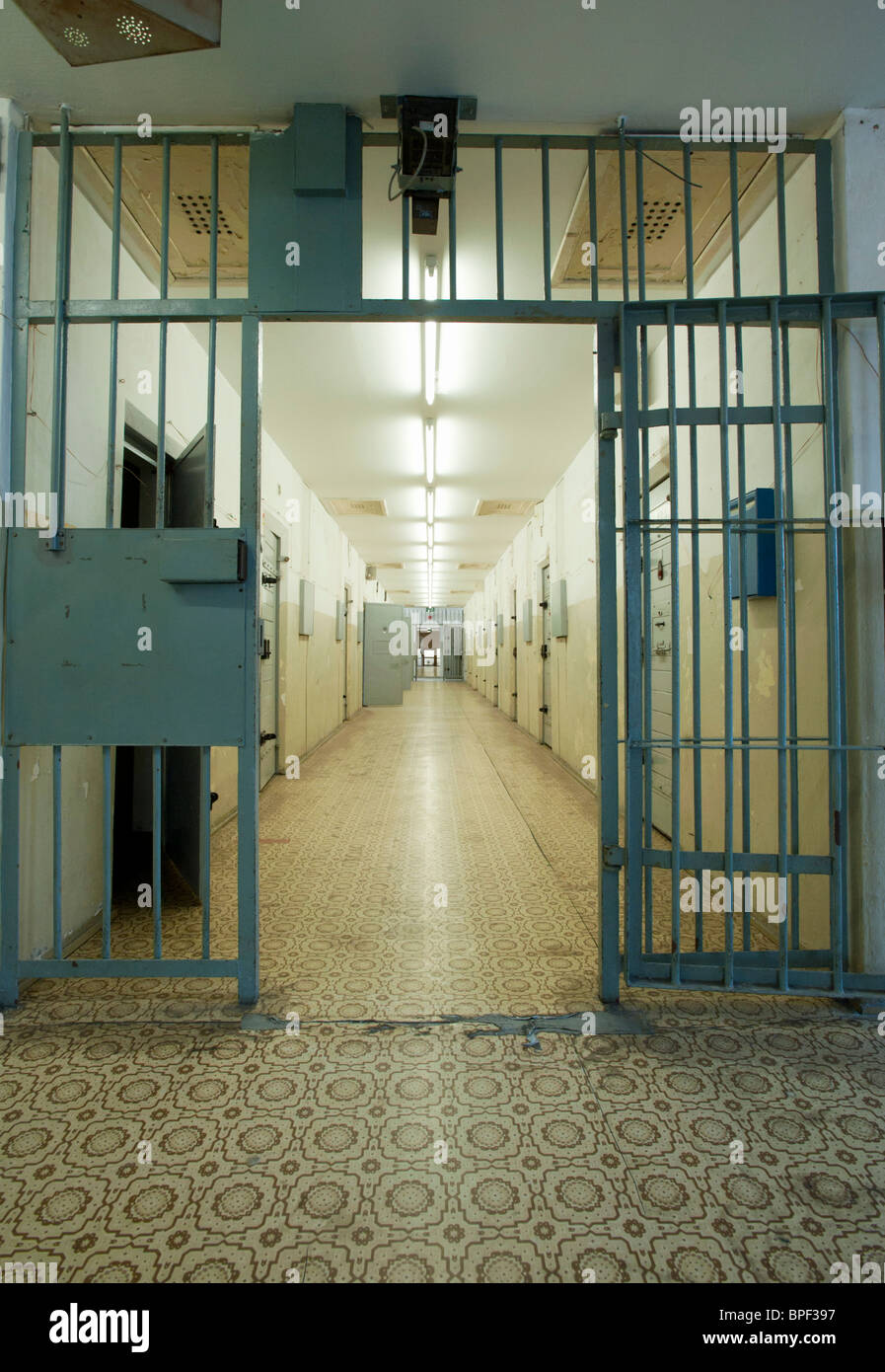 Couloir sécurisé avec des cellules au secret d'état est-allemand de la police ou de la sécurité à la prison de la STASI à Berlin Hohenschönhausen Allemagne Banque D'Images