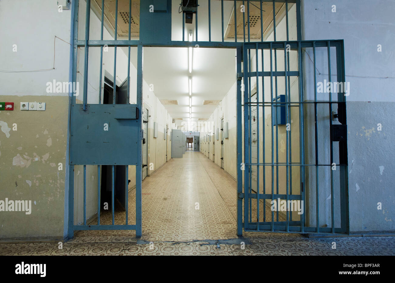 Couloir sécurisé avec des cellules au secret d'état est-allemand de la police ou de la sécurité à la prison de la STASI à Berlin Hohenschönhausen Allemagne Banque D'Images