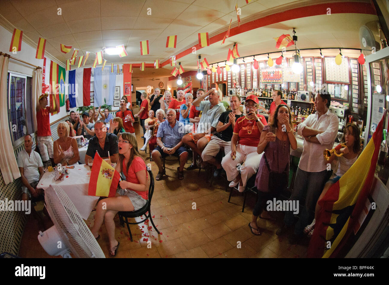 Les amateurs de football regarder la Coupe du Monde FIFA 2010 Final sur grands écrans de télévision bar à l'intérieur à Altea La Vella sur la Costa Blanca, Espagne Banque D'Images