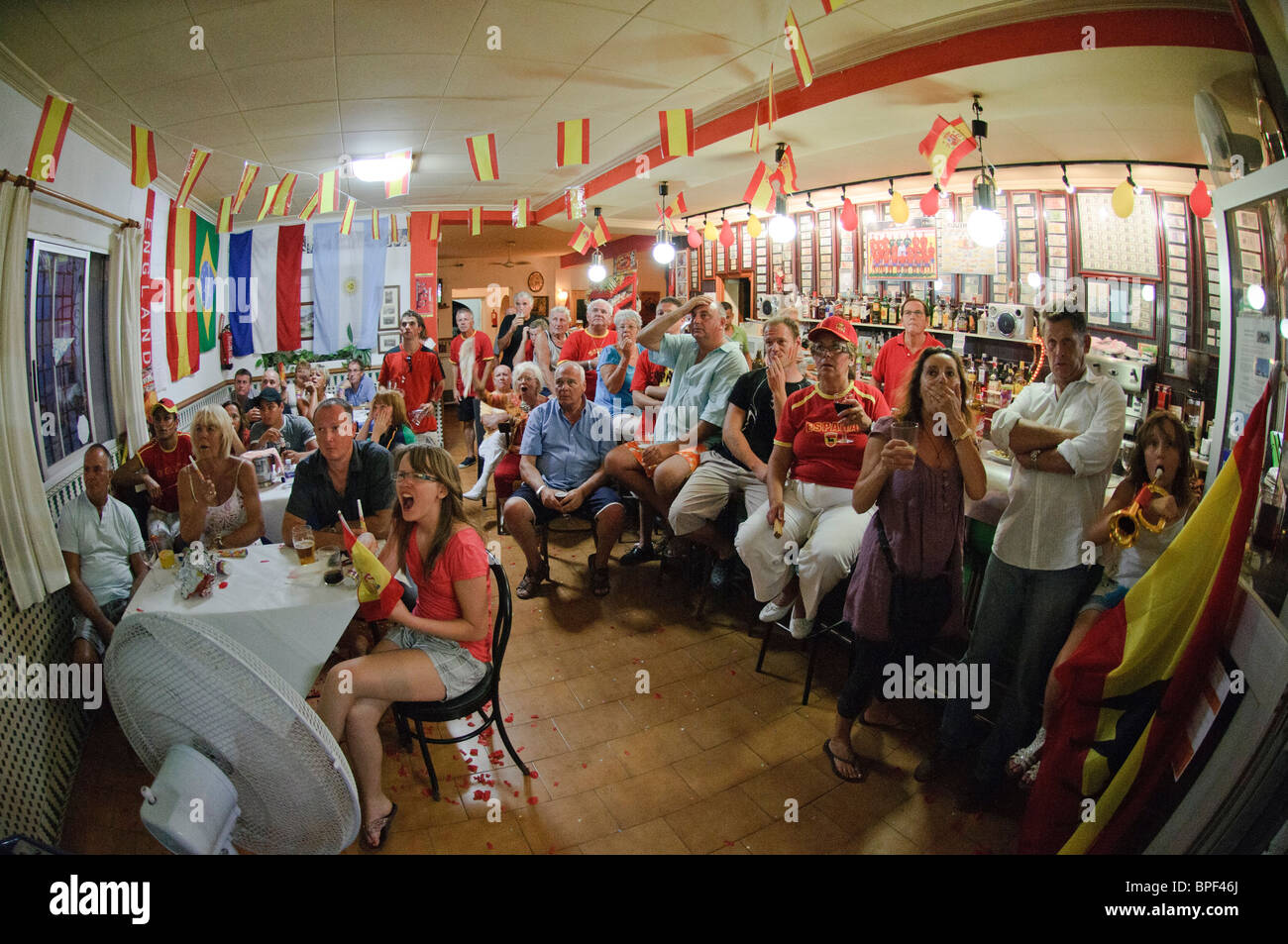 Les amateurs de football regarder la Coupe du Monde FIFA 2010 Final sur grands écrans de télévision bar à l'intérieur à Altea La Vella sur la Costa Blanca, Espagne Banque D'Images