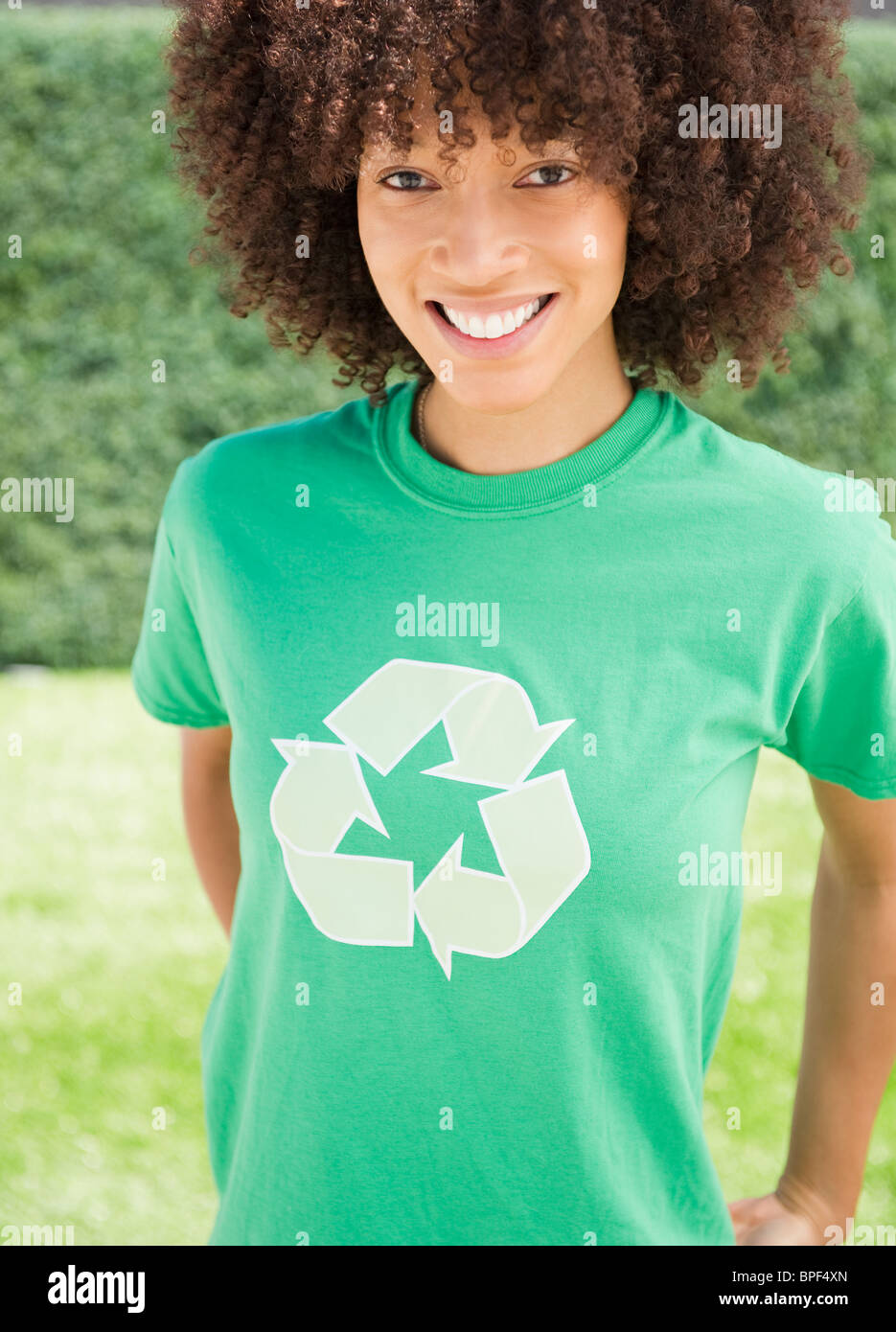 Woman t-shirt symbole de recyclage Banque D'Images
