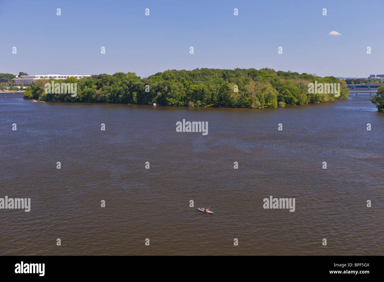 WASHINGTON, DC, USA - Kayak sur la rivière Potomac, avec Roosevelt Island à l'arrière. Banque D'Images