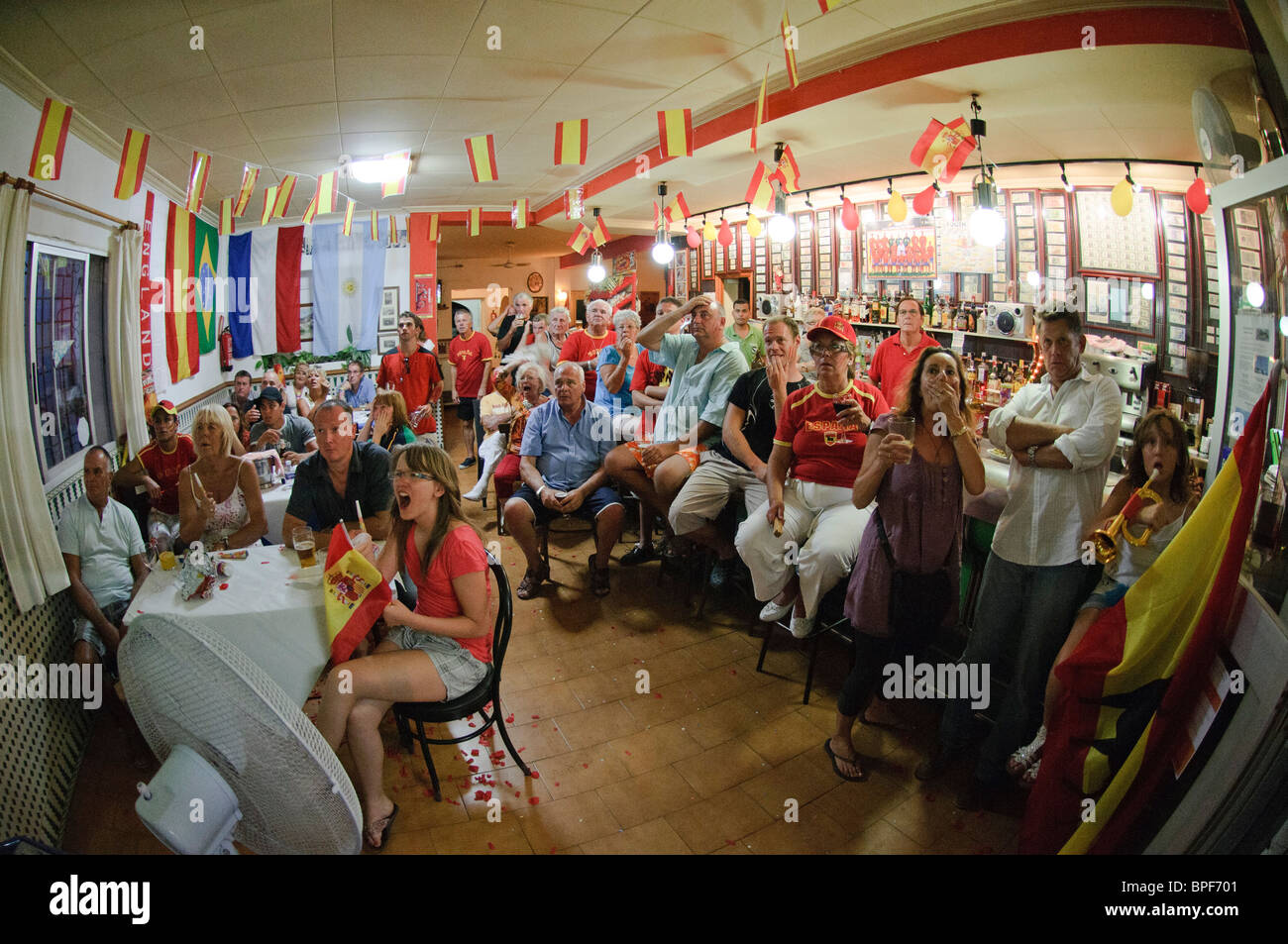 Les amateurs de football regarder la Coupe du Monde FIFA 2010 Final sur grands écrans de télévision bar à l'intérieur à Altea La Vella sur la Costa Blanca, Espagne Banque D'Images