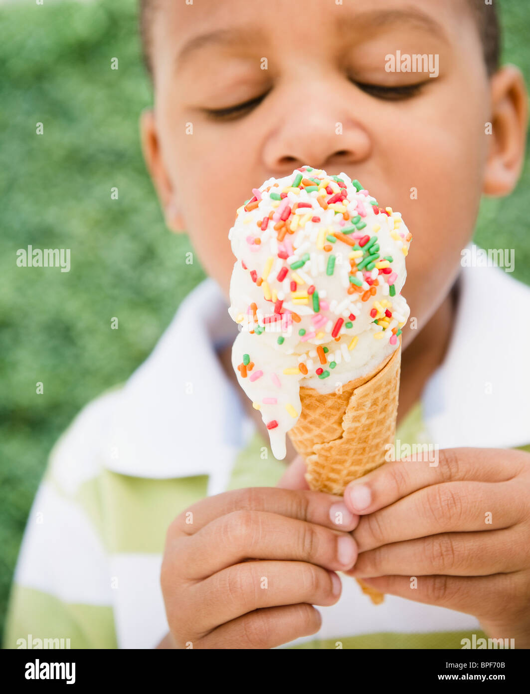 African American boy eating ice cream cone Banque D'Images
