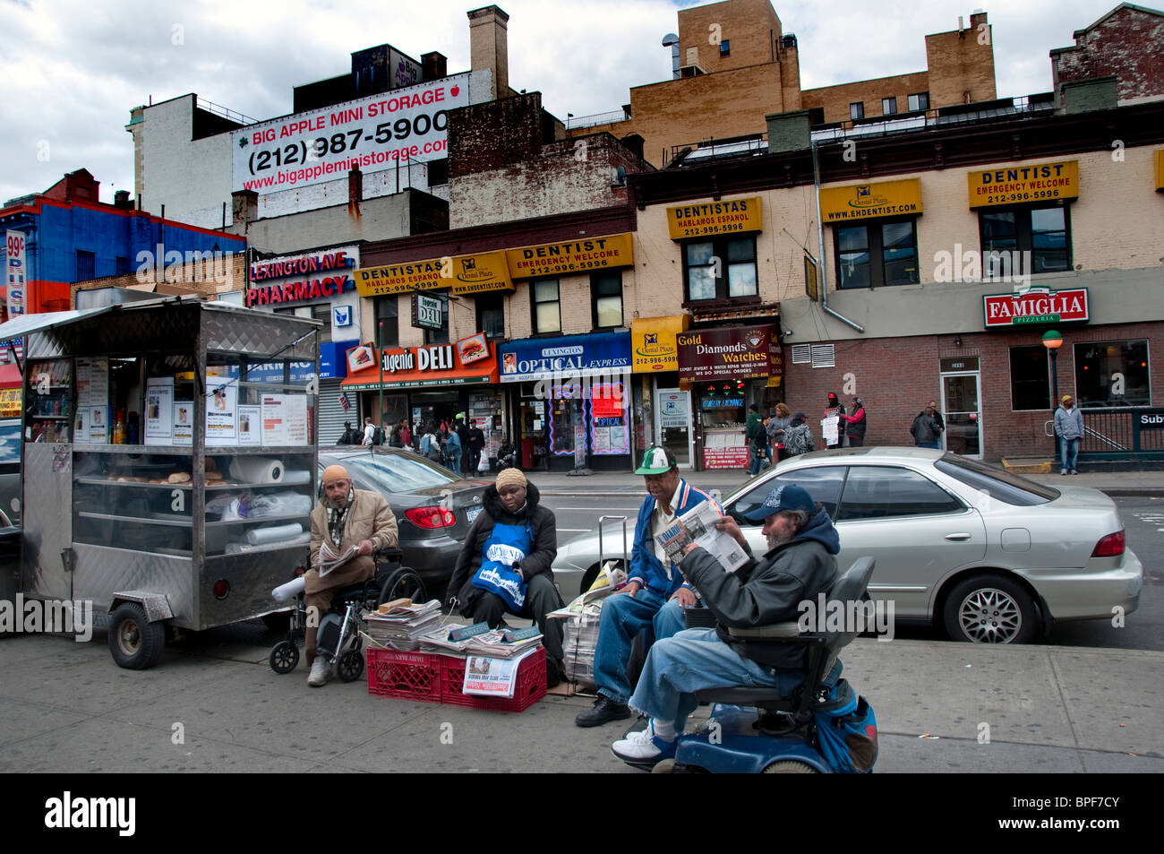 Vendeur de journaux dans la rue animée 125e dans East Harlem New York City Banque D'Images
