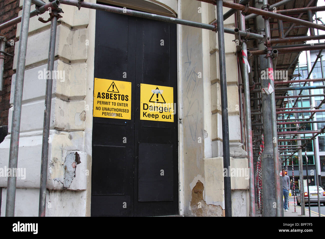 Panneaux d'avertissement d'amiante sur un bâtiment abandonné dans une ville du Royaume-Uni. Banque D'Images