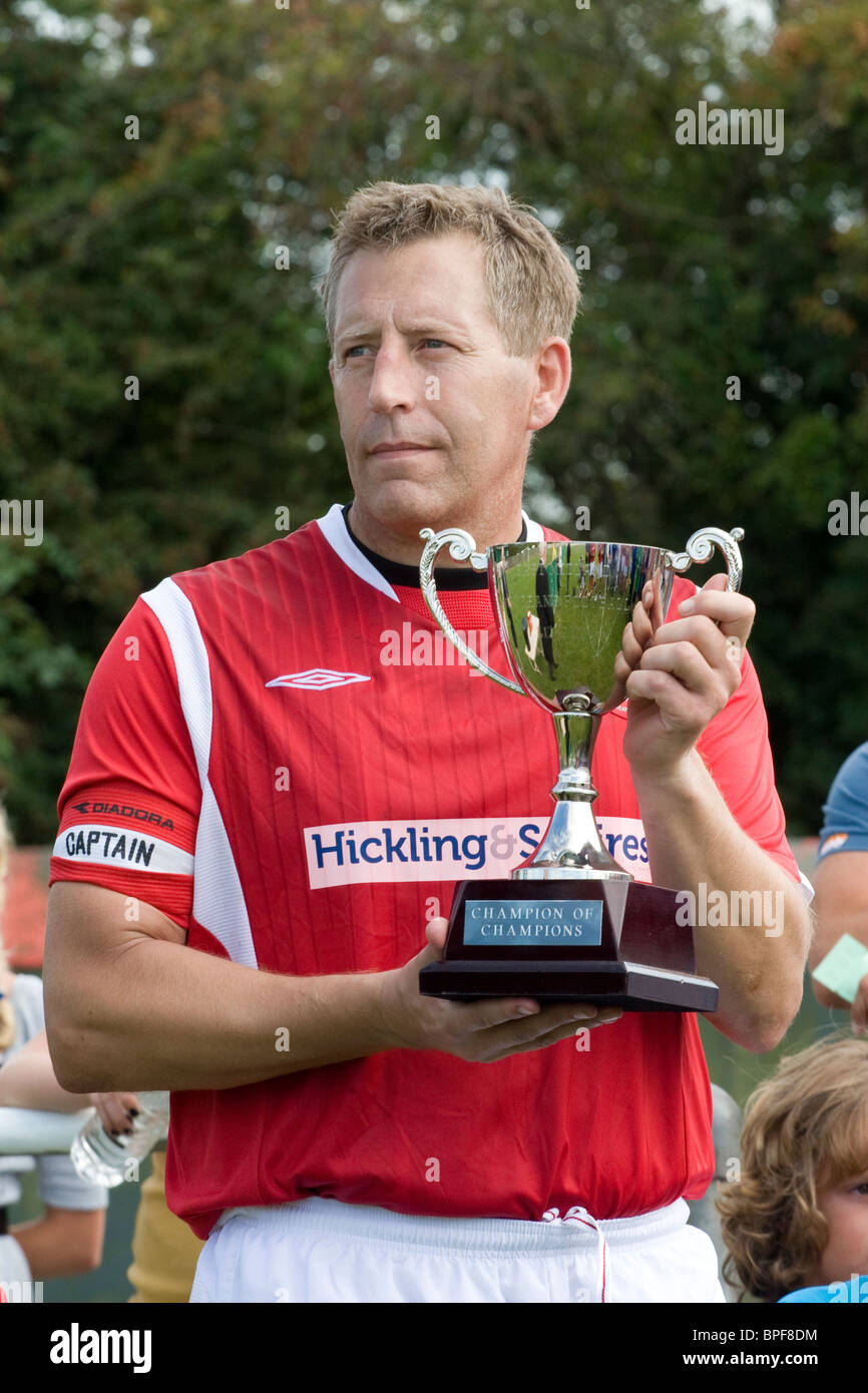Un joueur tient un trophée amatuer Banque D'Images