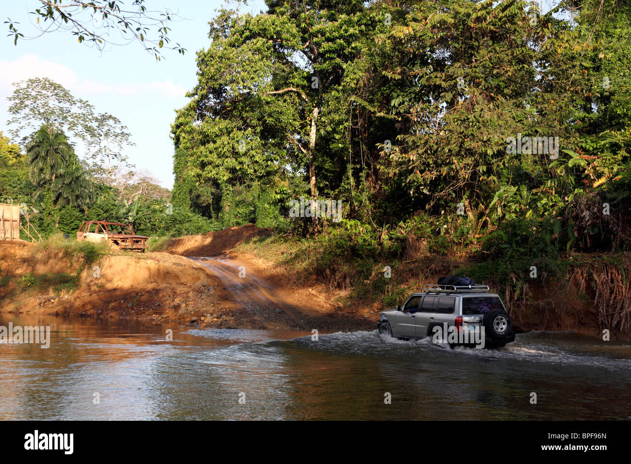 Jeep Nissan Patrol une rivière à gué sur la route de Carti , Comarca de San Blas , Panama Banque D'Images