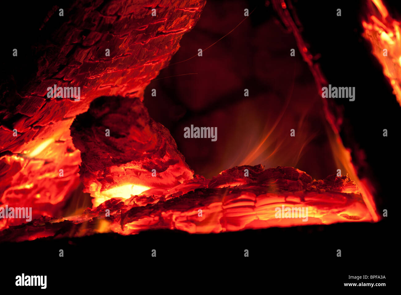 Un gros plan d'un feu de bois dans un rock pit. Banque D'Images