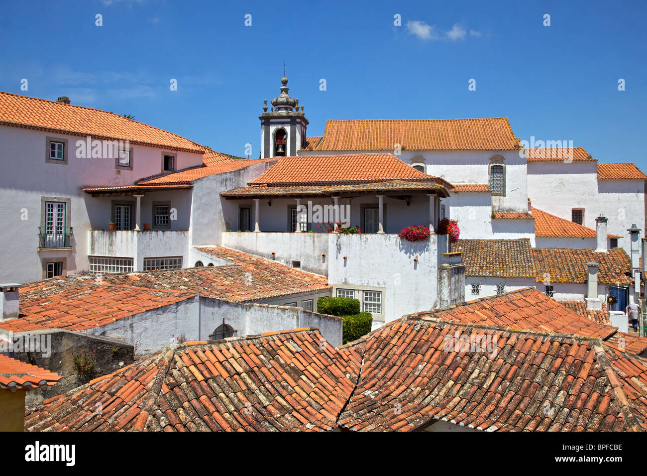 Villas blanchies à la chaux avec un toit en terre cuite dans les remparts du village médiéval d'Obidos, Portugal Banque D'Images