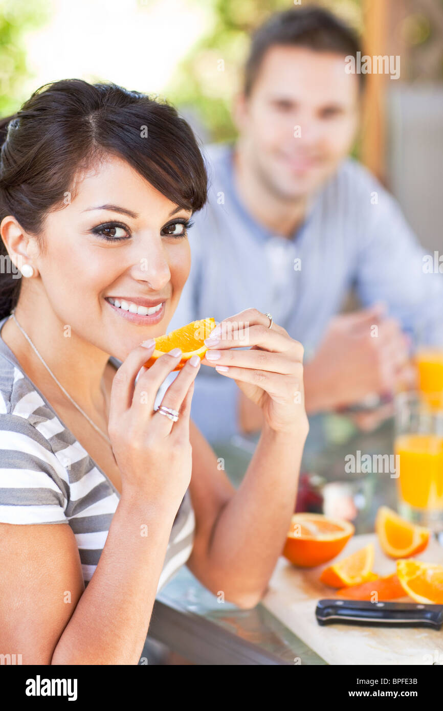 Couple eating breakfast on patio Banque D'Images