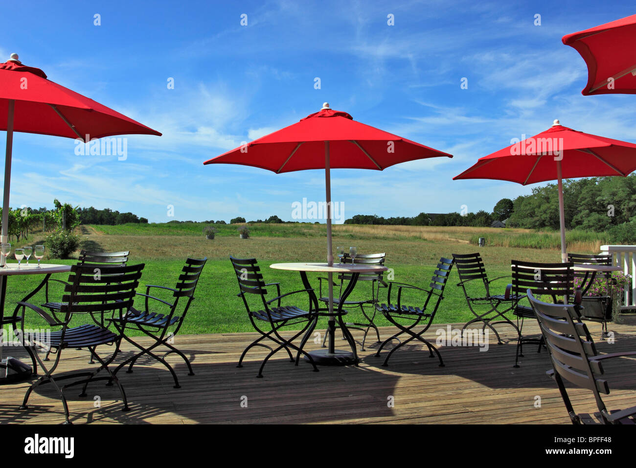 Terrasse extérieure de la salle de dégustation à vie Winery and Vineyards Macari Long Island NY Banque D'Images