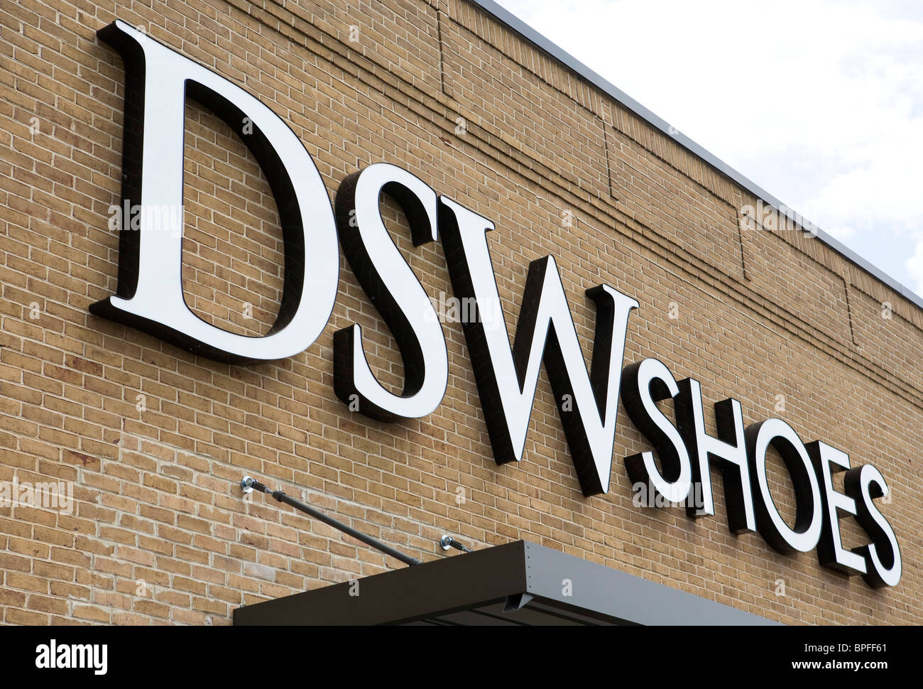 Un magasin de détail chaussures DSW en banlieue de Beijing. Banque D'Images