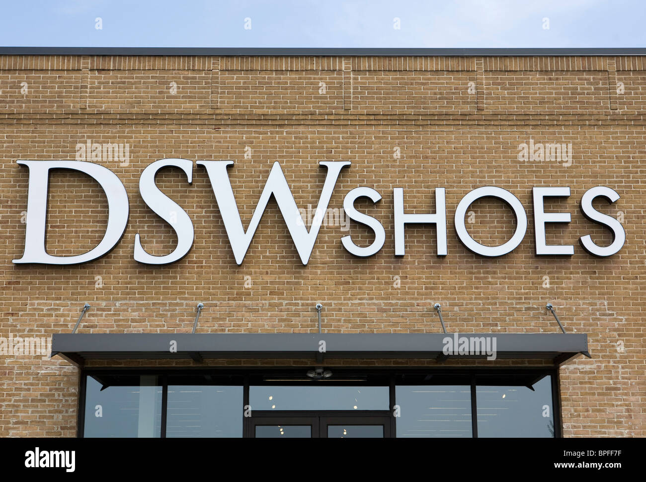 Un magasin de détail chaussures DSW en banlieue de Beijing. Banque D'Images