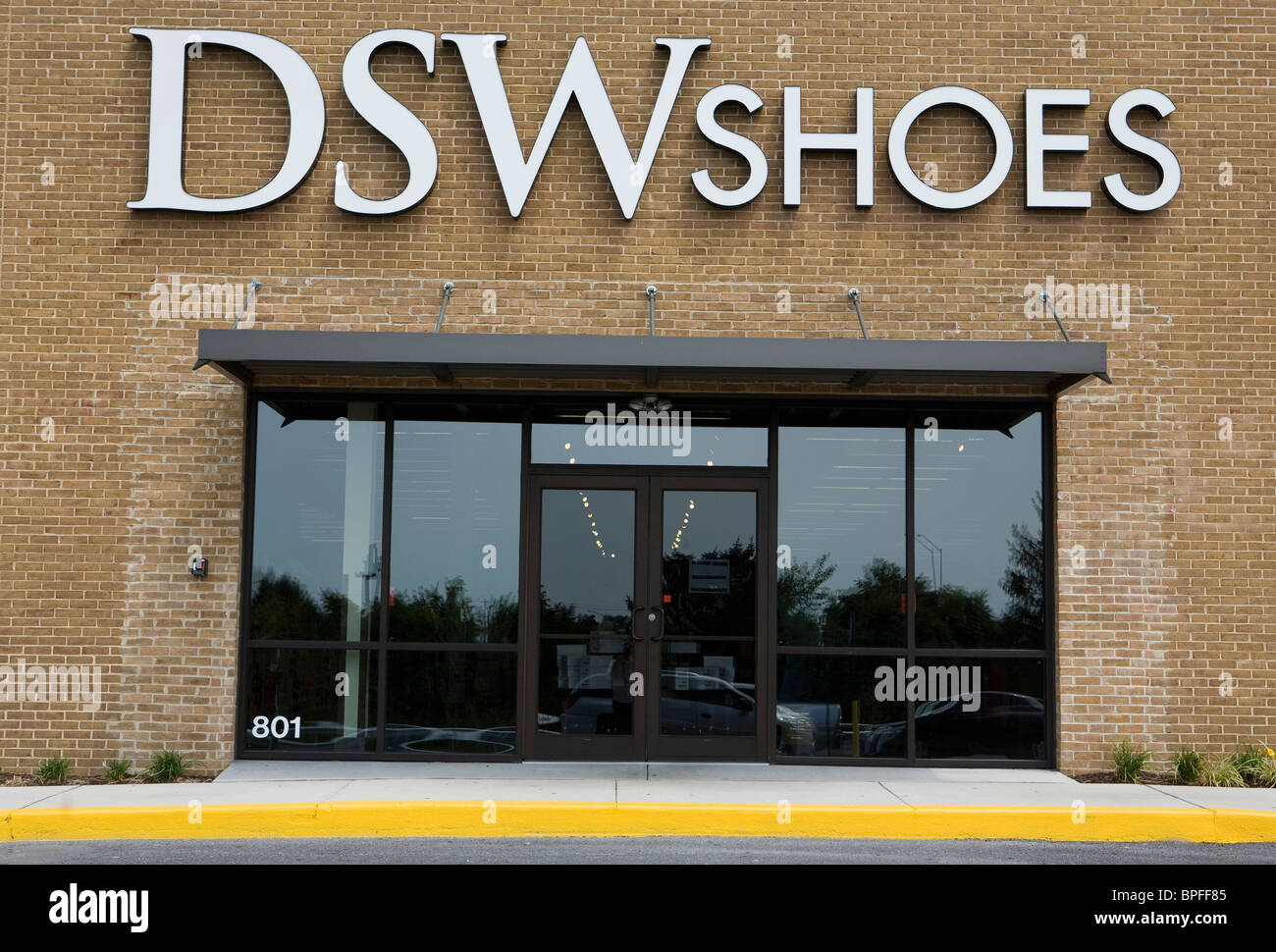 Un magasin de détail chaussures DSW en banlieue de Beijing. Banque D'Images