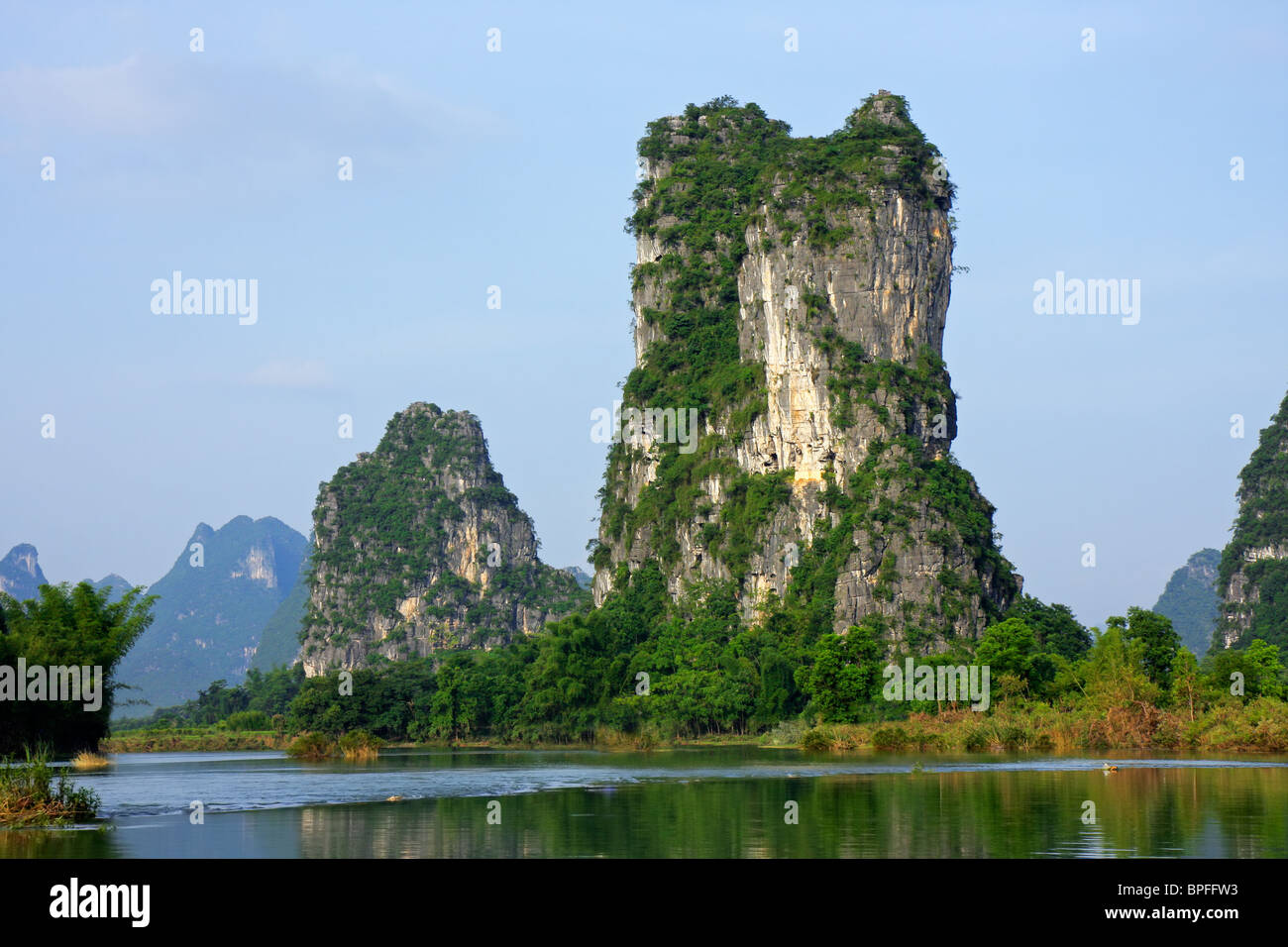 Collines calcaires sur les rives de la rivière, la Li-Yangshou, Chine Banque D'Images