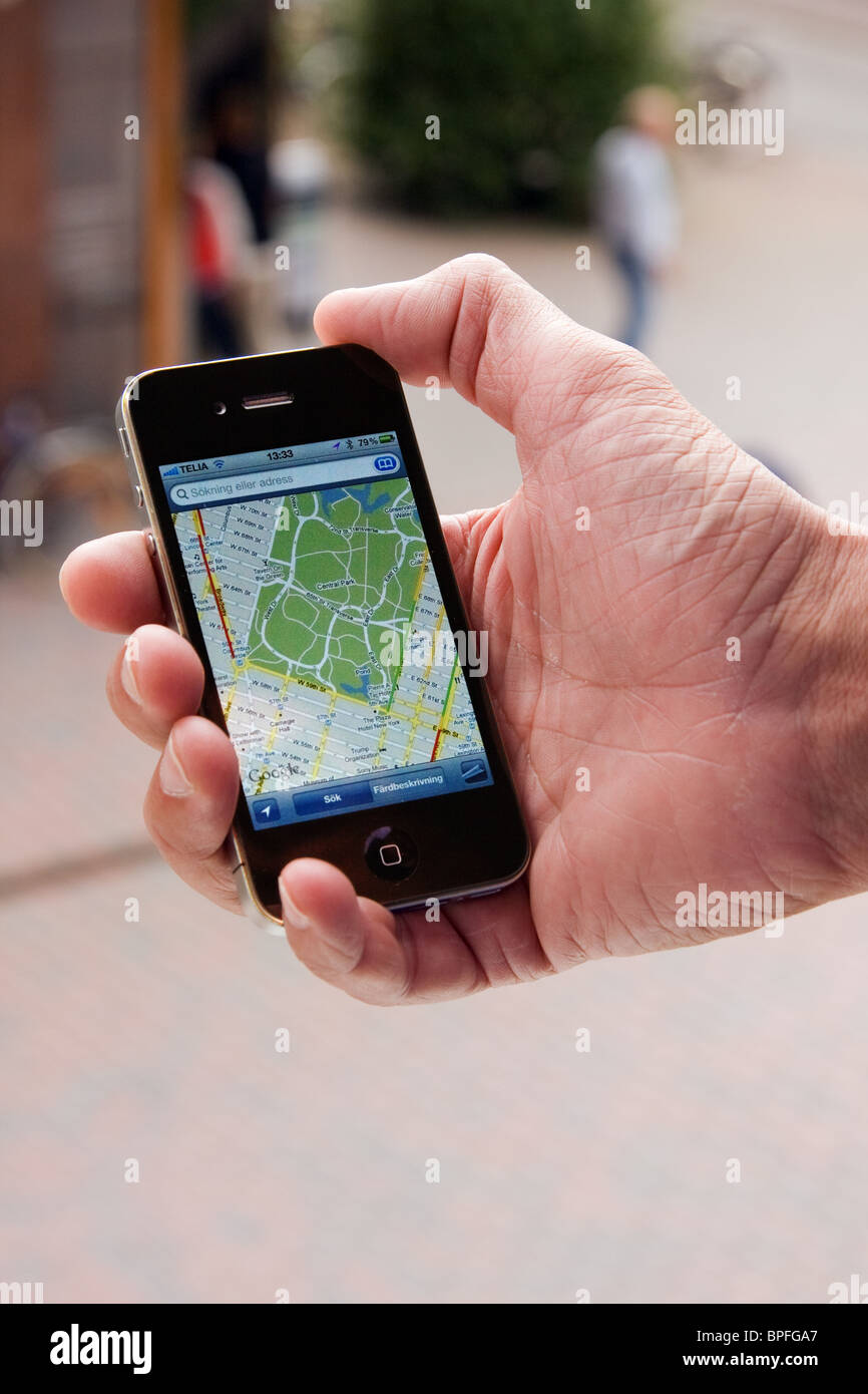 L'iPhone 4 dans la main d'un homme, montrant un plan de Central Park, New York Banque D'Images