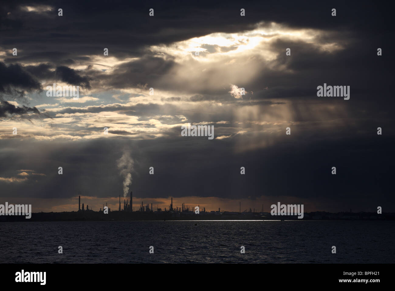Raffinerie de pétrole de Fawley vu sous un ciel d'orage, Hampshire, England, UK Banque D'Images