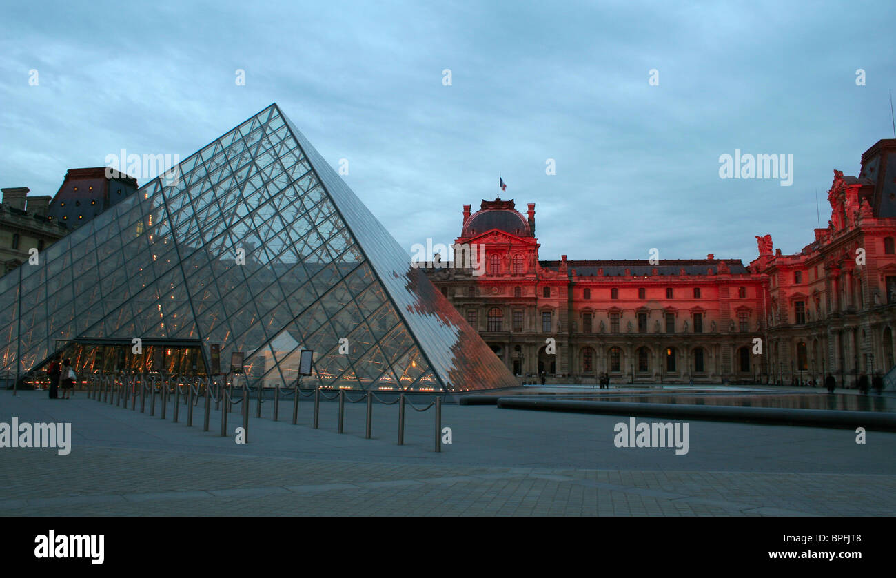 Paris - Louvre par le coucher du soleil Banque D'Images