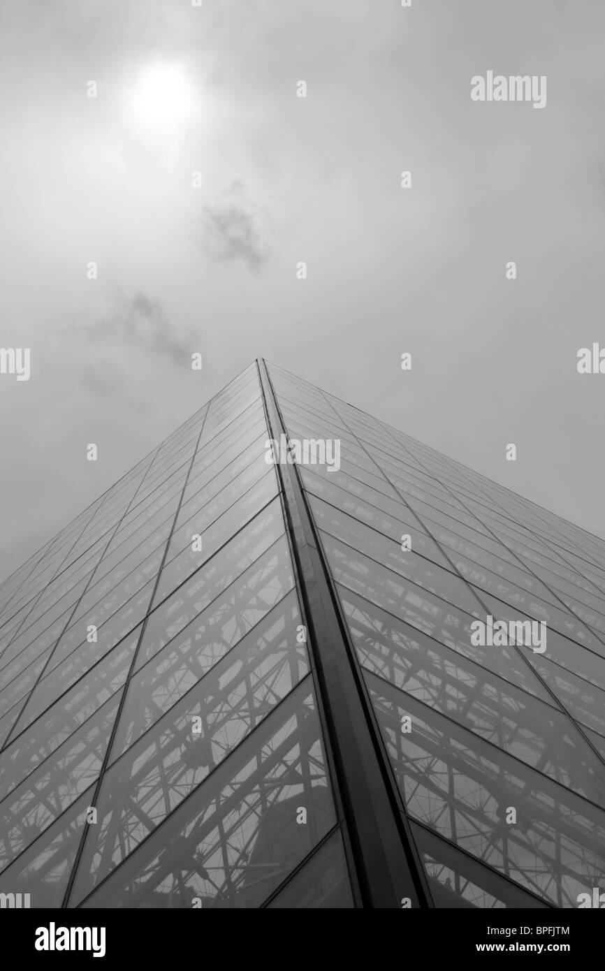 Paris - pyramide en Louvere et le su dans le nuage Banque D'Images