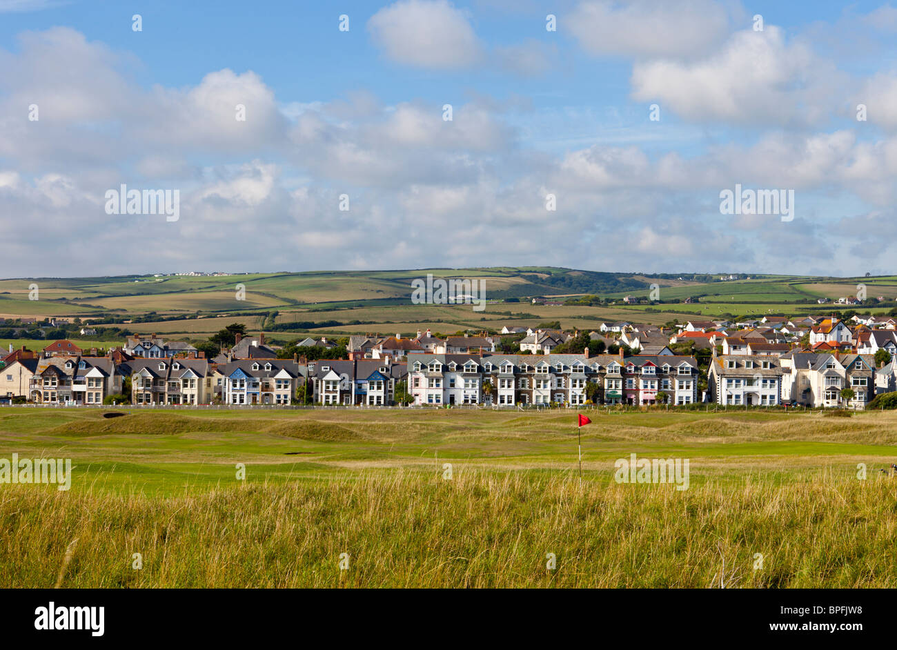 Vue sur le parcours de golf d'une rangée de maisons et au-delà de Bude à Cornwall Banque D'Images
