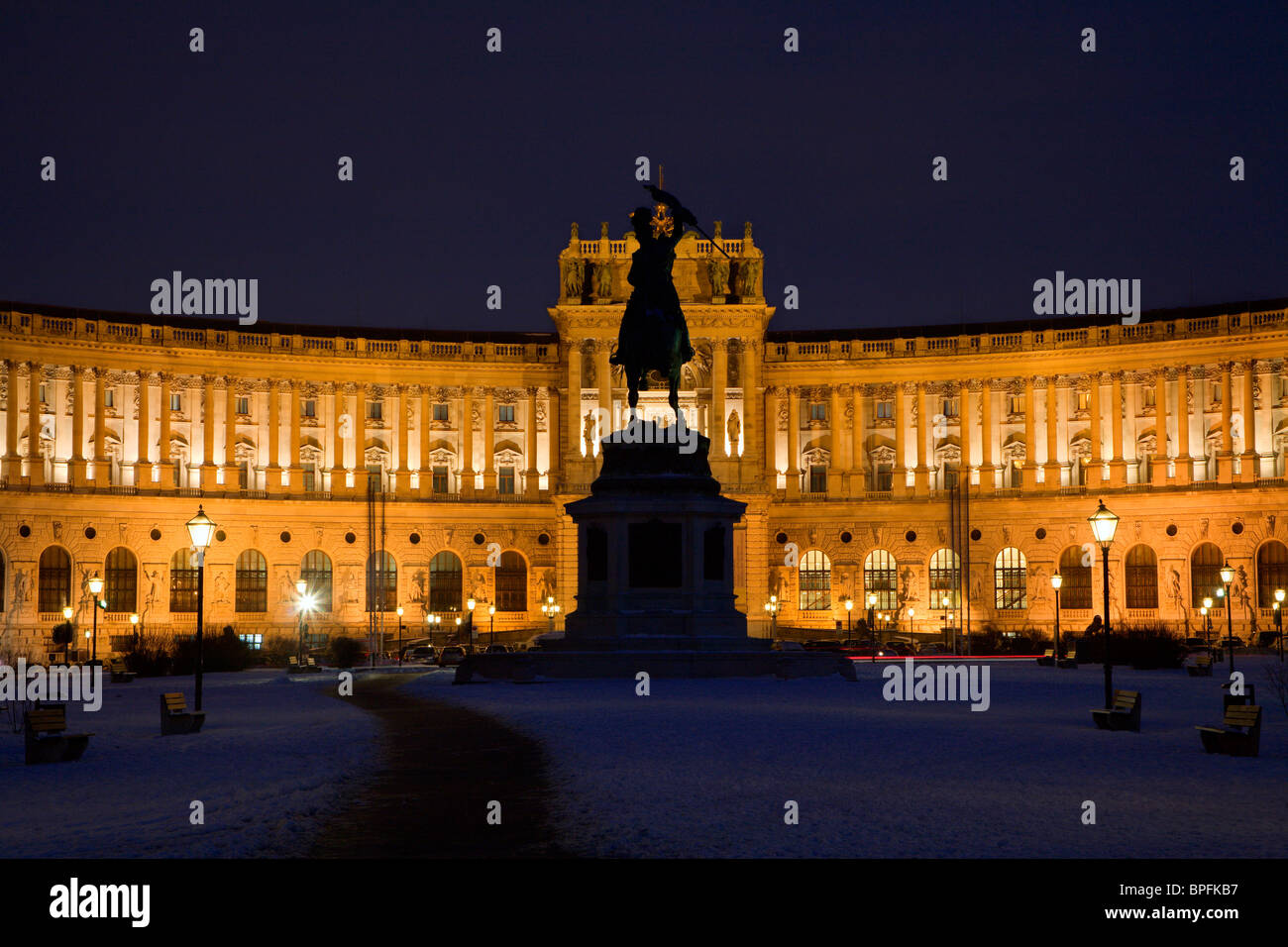 - La Bibliothèque nationale de Vienne dans la nuit d'hiver Banque D'Images