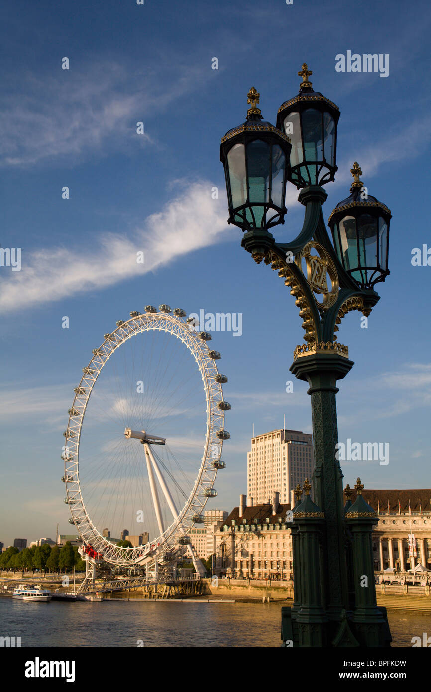 Londres - London eye et la lampe Banque D'Images