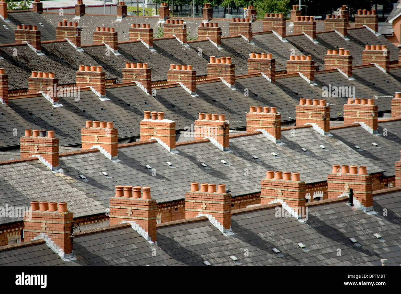 Les toits en ardoise sur maisons victorienne avec terrasse Banque D'Images