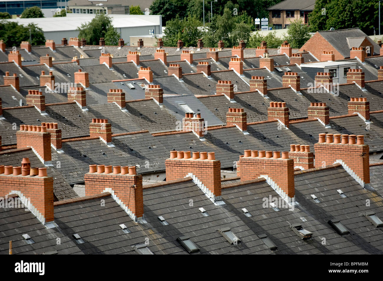 Les toits en ardoise sur maisons victorienne avec terrasse Banque D'Images