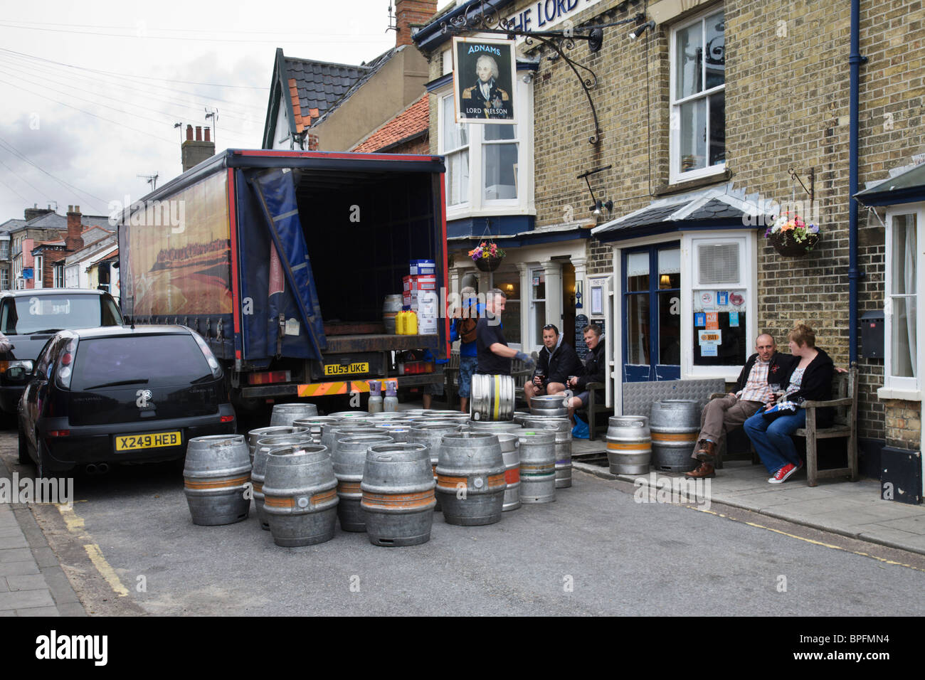 Un camion de bière Adnams livrer barils pour le Lord Nelson, à Southwold. Banque D'Images