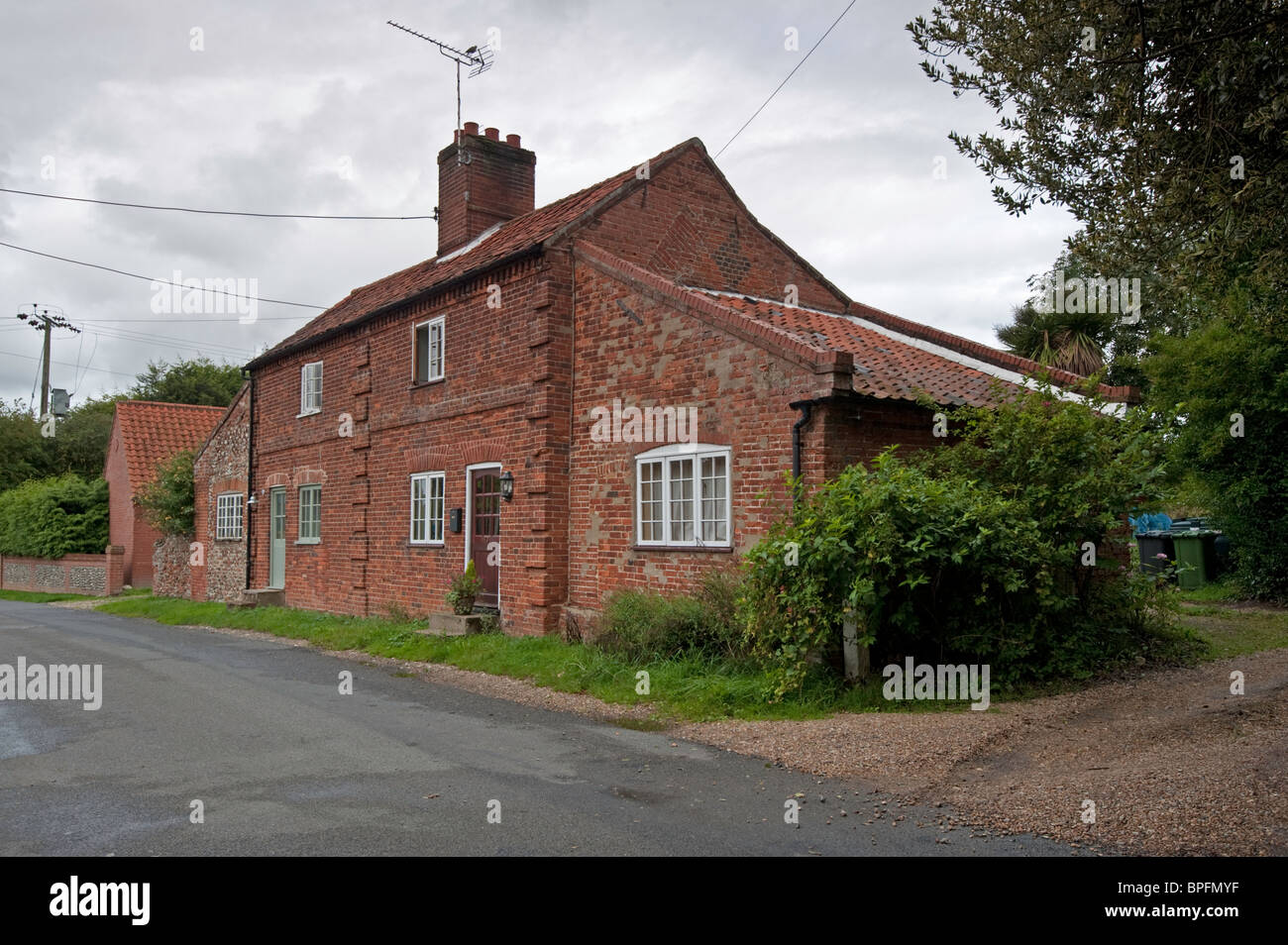 Porte Cottages dans la rue, Kettlestone. Banque D'Images