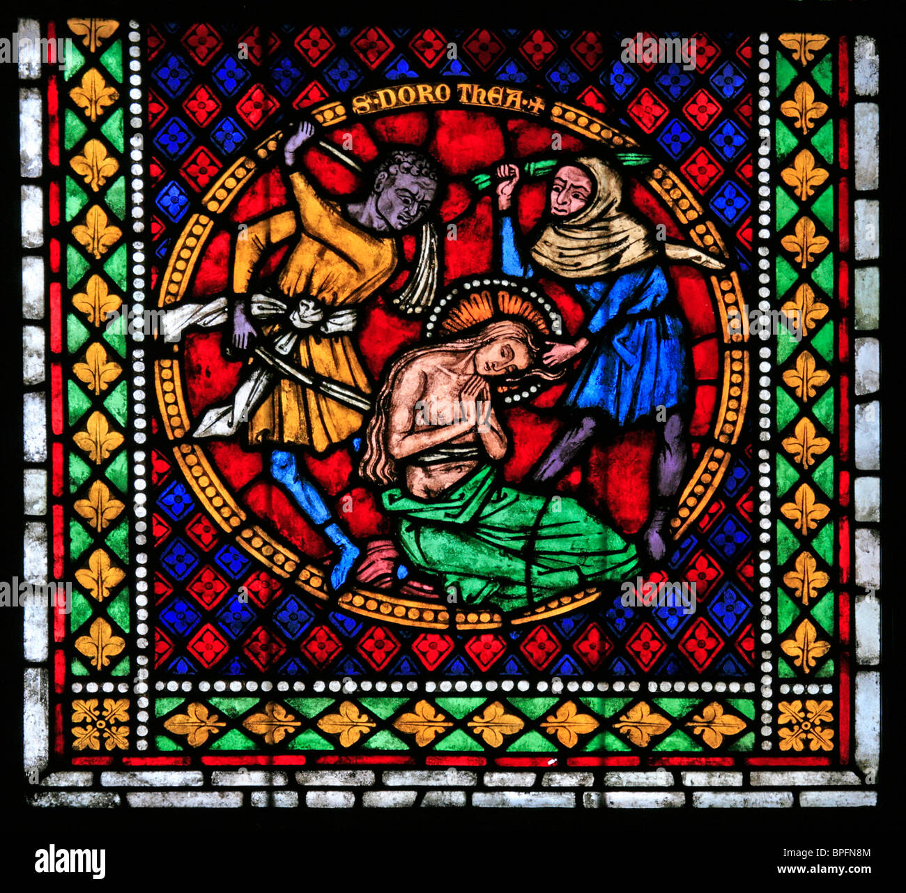 Un vitrail médiéval représentant le martyre de Sainte Dorothée de Césarée, Freiburg, Allemagne Banque D'Images