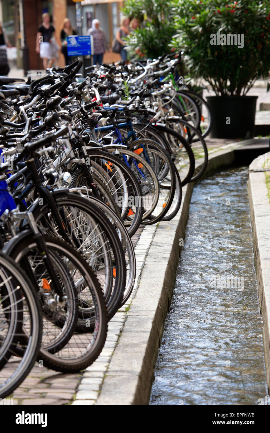 Les vélos et les Bächle, Freiburg im Breisgau, Baden Wurtemberg, Allemagne Banque D'Images