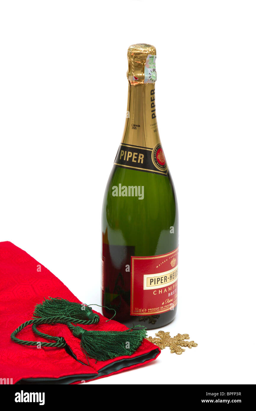 Bouteille de Champagne Piper Heidsieck à Noël avec un sac cadeau rouge sur fond blanc Banque D'Images