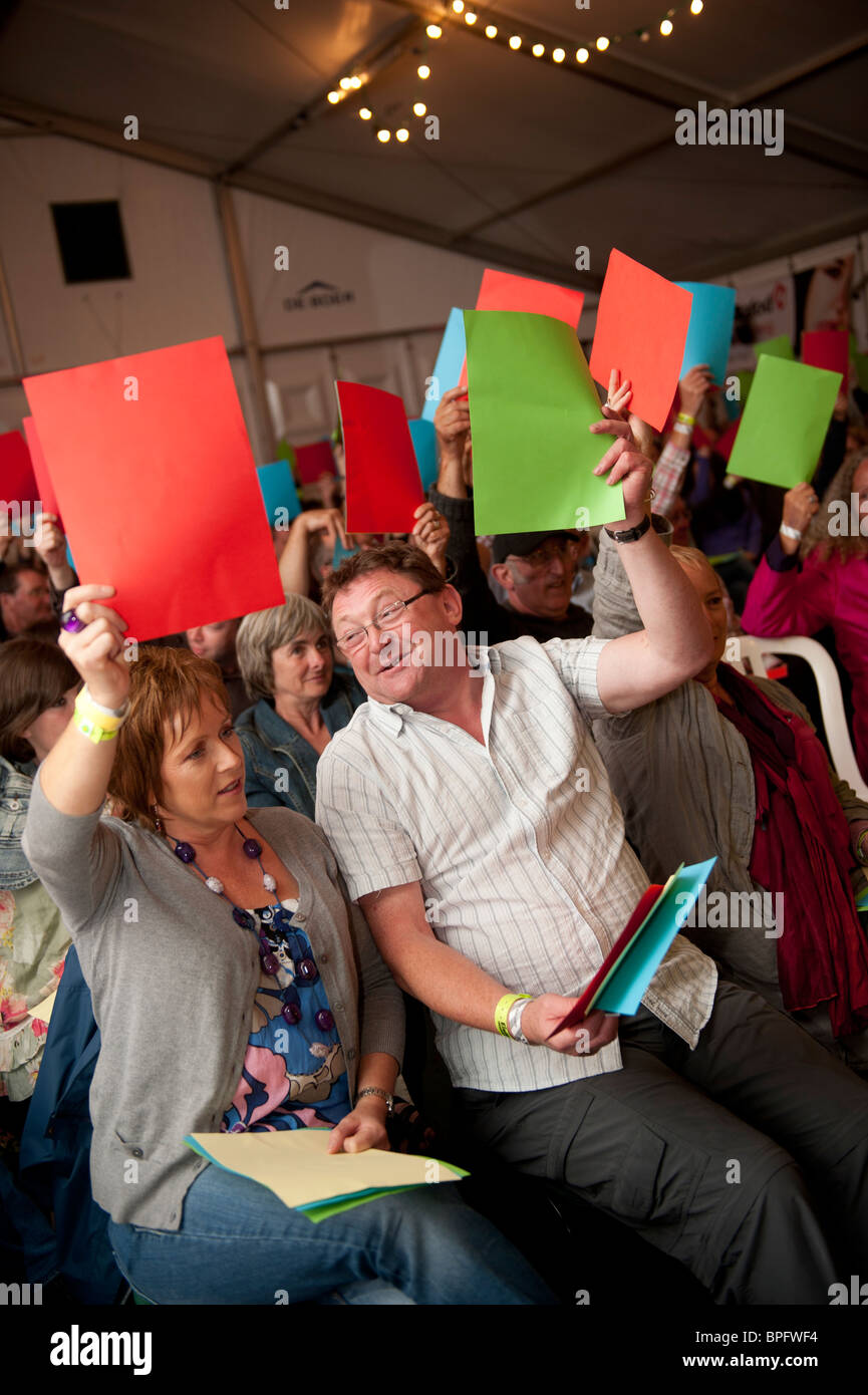 Les personnes votant pour leur poète préféré dans un concours de poésie non officiel à la la lumière au cinéma, Ebbw Vale 2010 Banque D'Images