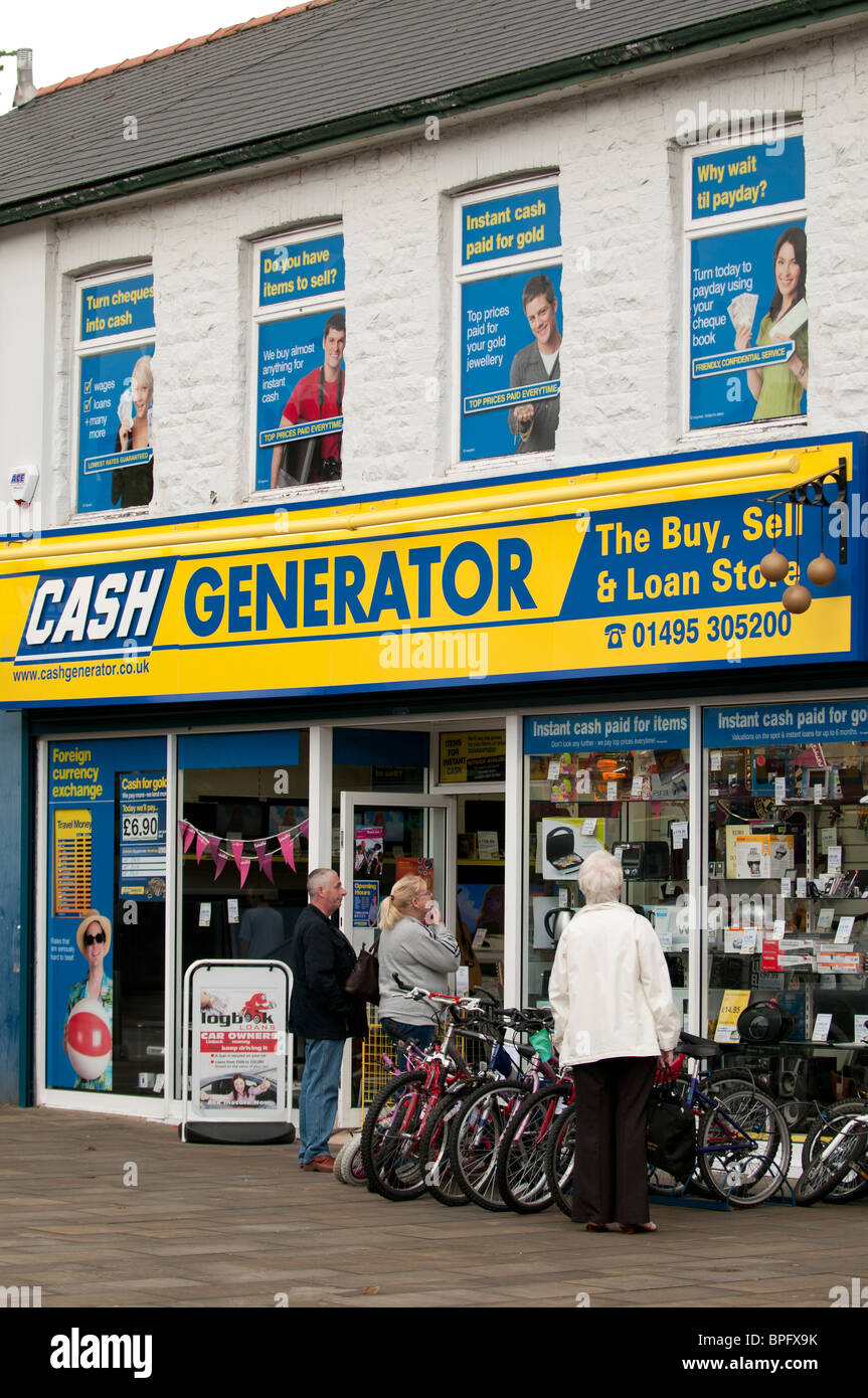 Fenêtre Personnes shopping à l'extérieur du générateur de trésorerie achat vente high street et de prêt sur gages de franchise, Ebbw Vale, dans le sud du Pays de Galles, Royaume-Uni Banque D'Images
