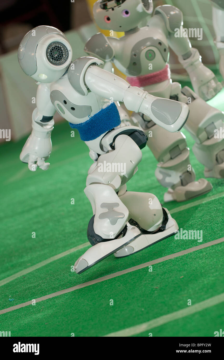 Robots NAO à jouer au football à l'Eisteddfod National du Pays de Galles, Ebbw Vale 2010 Banque D'Images