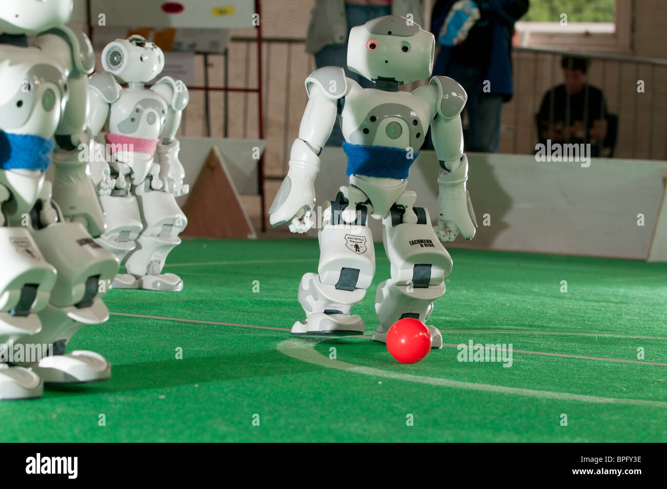 Robots NAO à jouer au football à l'Eisteddfod National du Pays de Galles, Ebbw Vale 2010 Banque D'Images