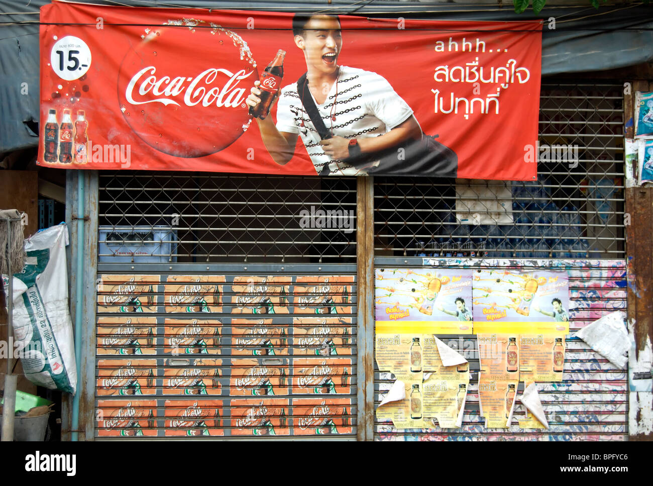 Thai annonce pour coca cola dans un parking à phetchabun, Thaïlande, Asie du sud-est Banque D'Images