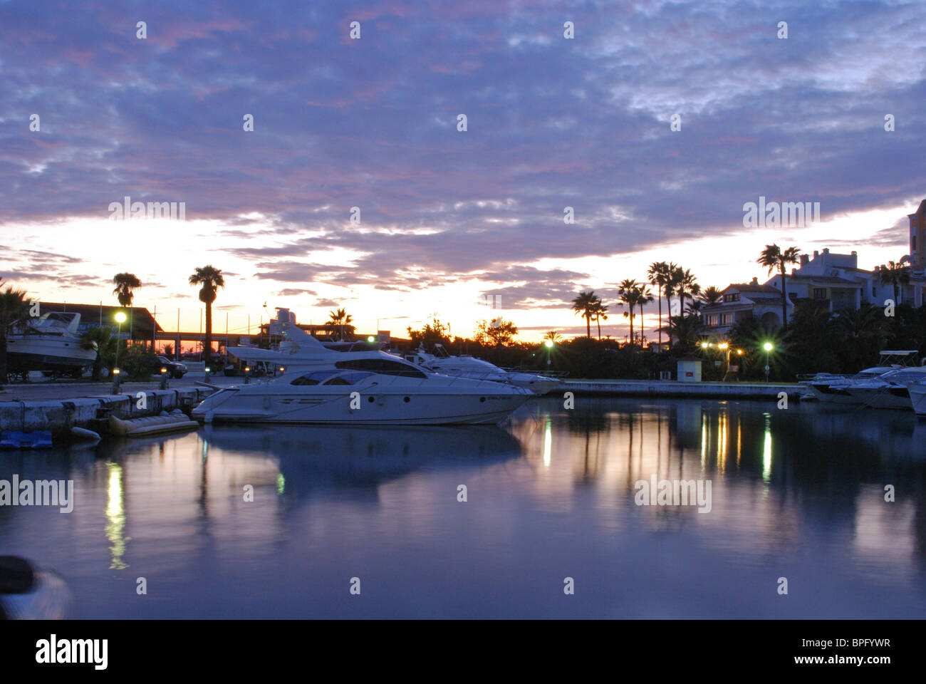 Bateaux dans le port au coucher du soleil, Puerto Cabopino, Marbella, Costa del Sol, la province de Malaga, Andalousie, Espagne, Europe de l'Ouest. Banque D'Images