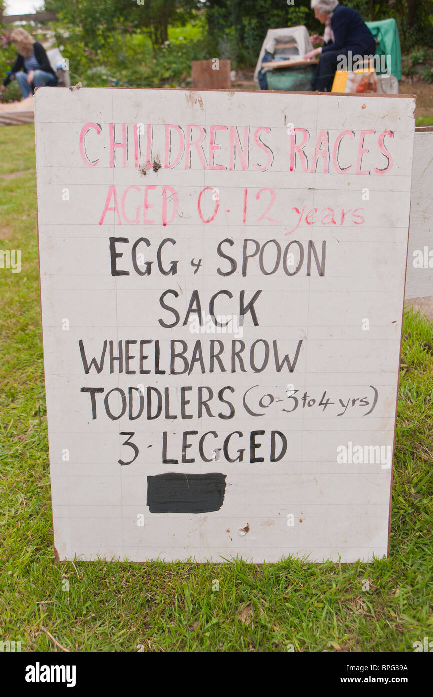 Un signe pour les enfants de la publicité lors d'une courses fête du Village à Weston , Suffolk , Bretagne , France Banque D'Images