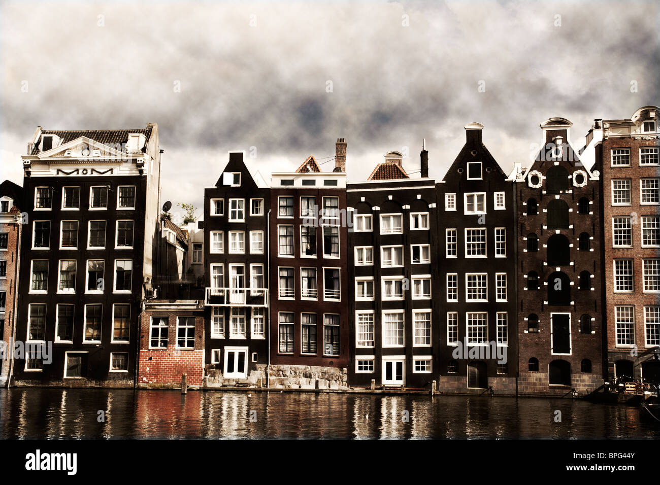 Maisons du canal d'Amsterdam, avec un look vintage sepia Banque D'Images